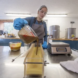 Atelier de fabrication de savons : Remplissage des moules des savons artisanaux